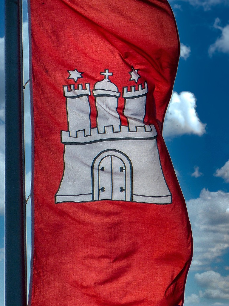 Hamburg-Flagge am Himmel